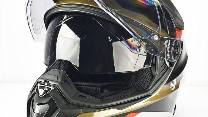 The BMW GS Pure helmet has an integrated sun visor. The BMW GS Pure helmet has an integrated sun visor.