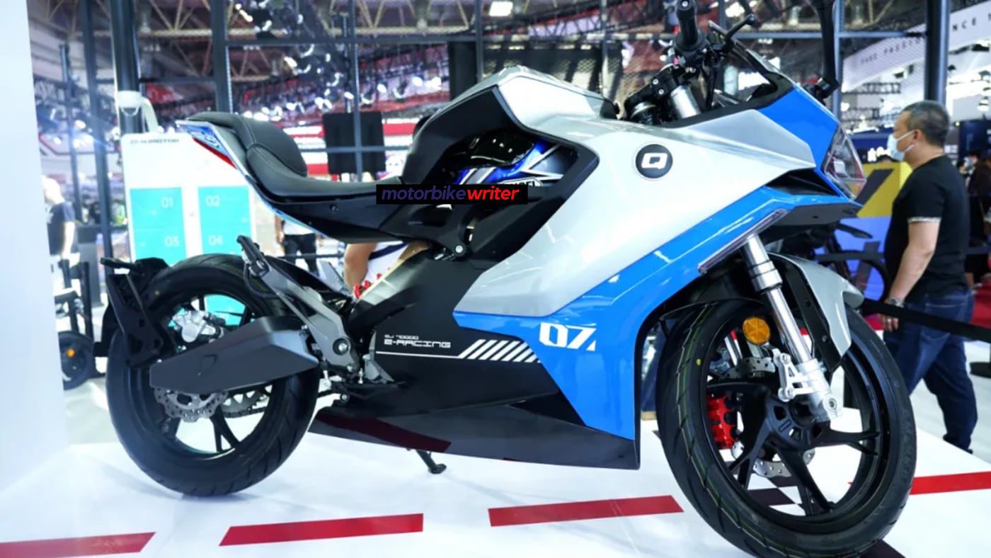 A side view of the early QJ7000D from QJ Motors, at the 2021 Beijing Motor Show