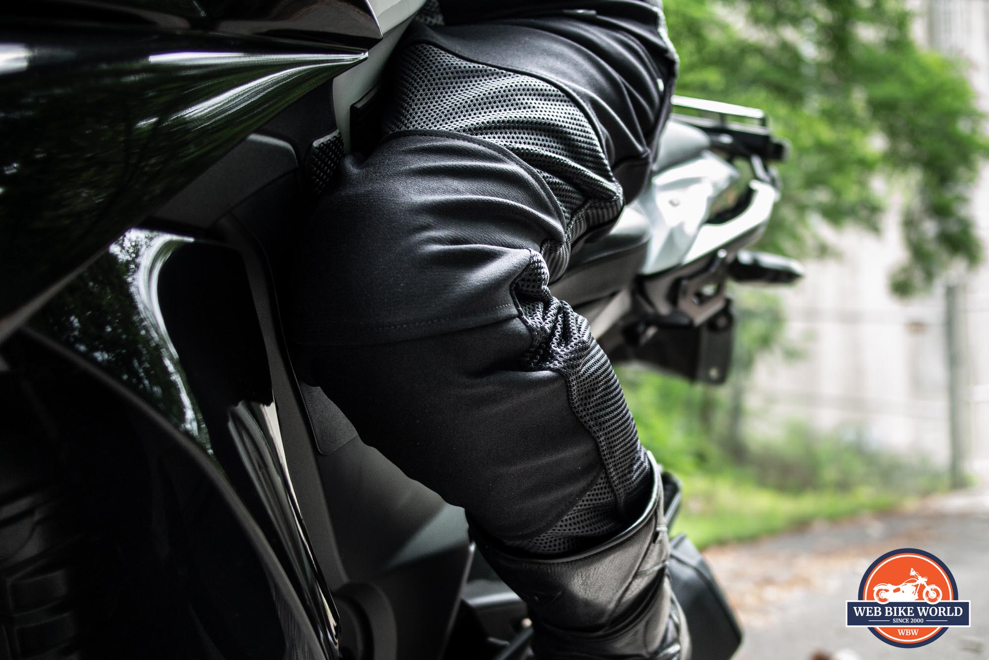 A View of the Knox Urbane Pro Trousers at the knee