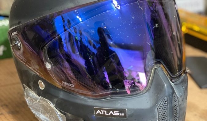 The blue iridescent visor on the Ruroc Atlas 3.0 helmet. The blue iridescent visor on the Ruroc Atlas 3.0 helmet.