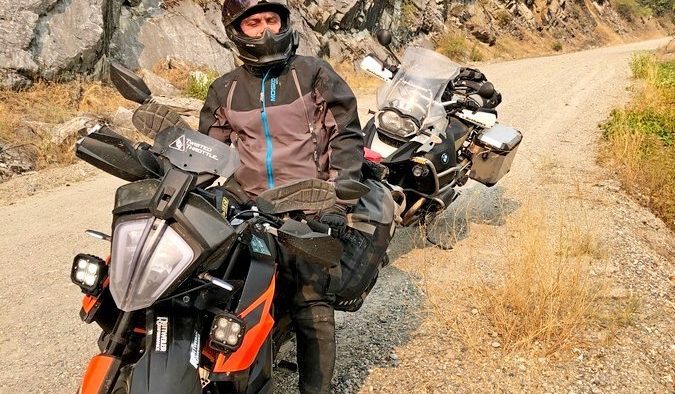 Me wearing the Ruroc Atlas 3.0 helmet out on the trail. Me wearing the Ruroc Atlas 3.0 helmet out on the trail.