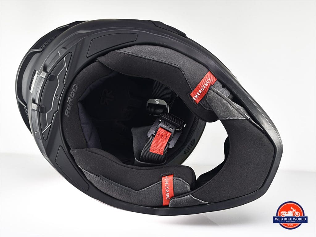 The Ruroc Atlas 3.0 helmet neckroll opening is narrow.