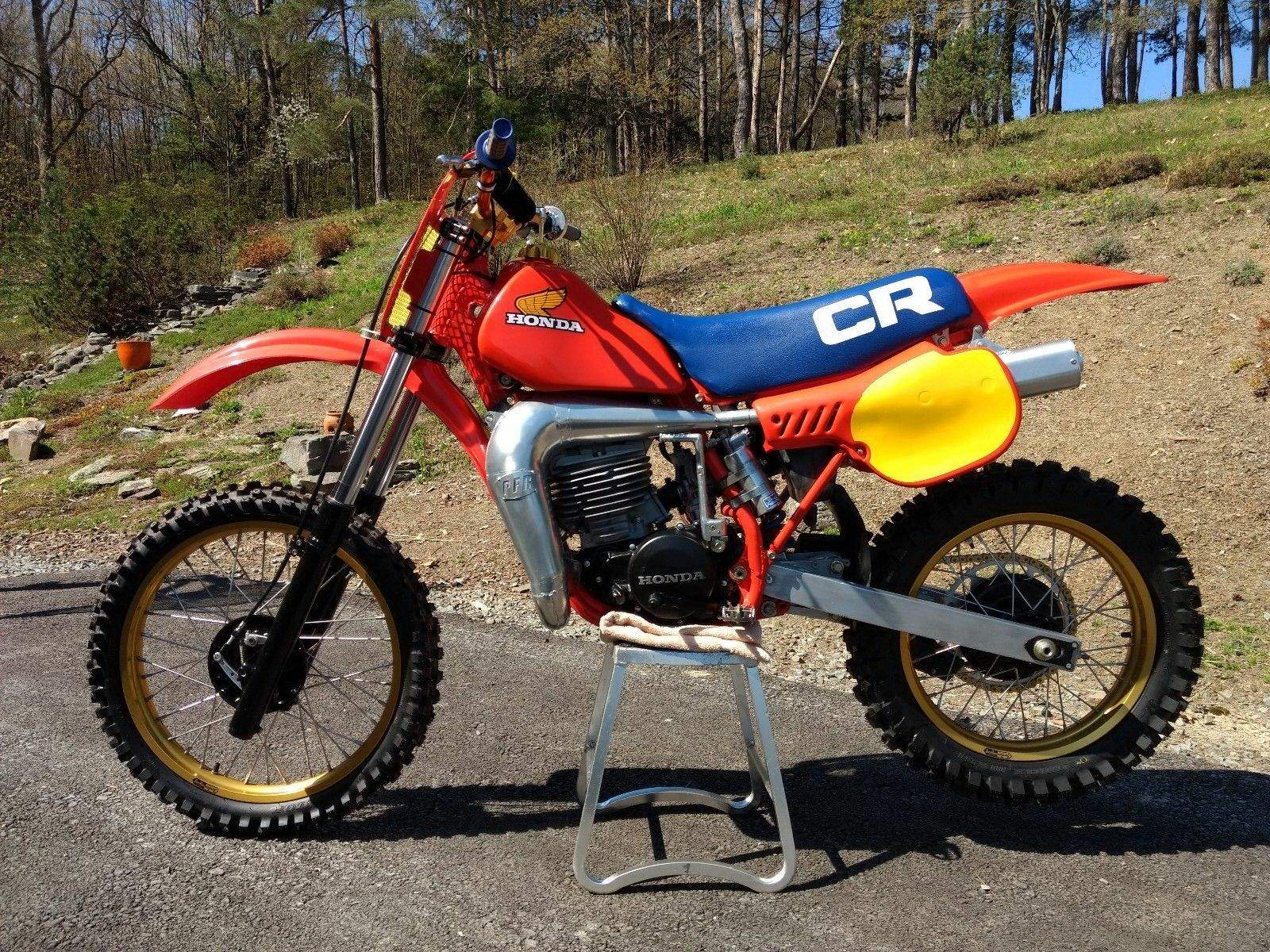 CACHE LATERAL GAUCHE HONDA CR 250 / 480 1983 83620-KA4-710ZC CACHE LATERAL GAUCHE HONDA CR 250 / 480 1983 83620-KA4-710ZC