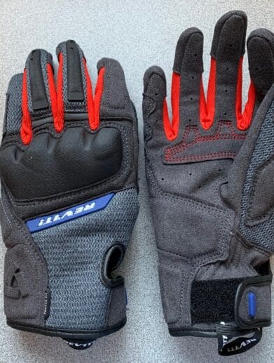 A front and back view of the REV’IT! Volcano gloves