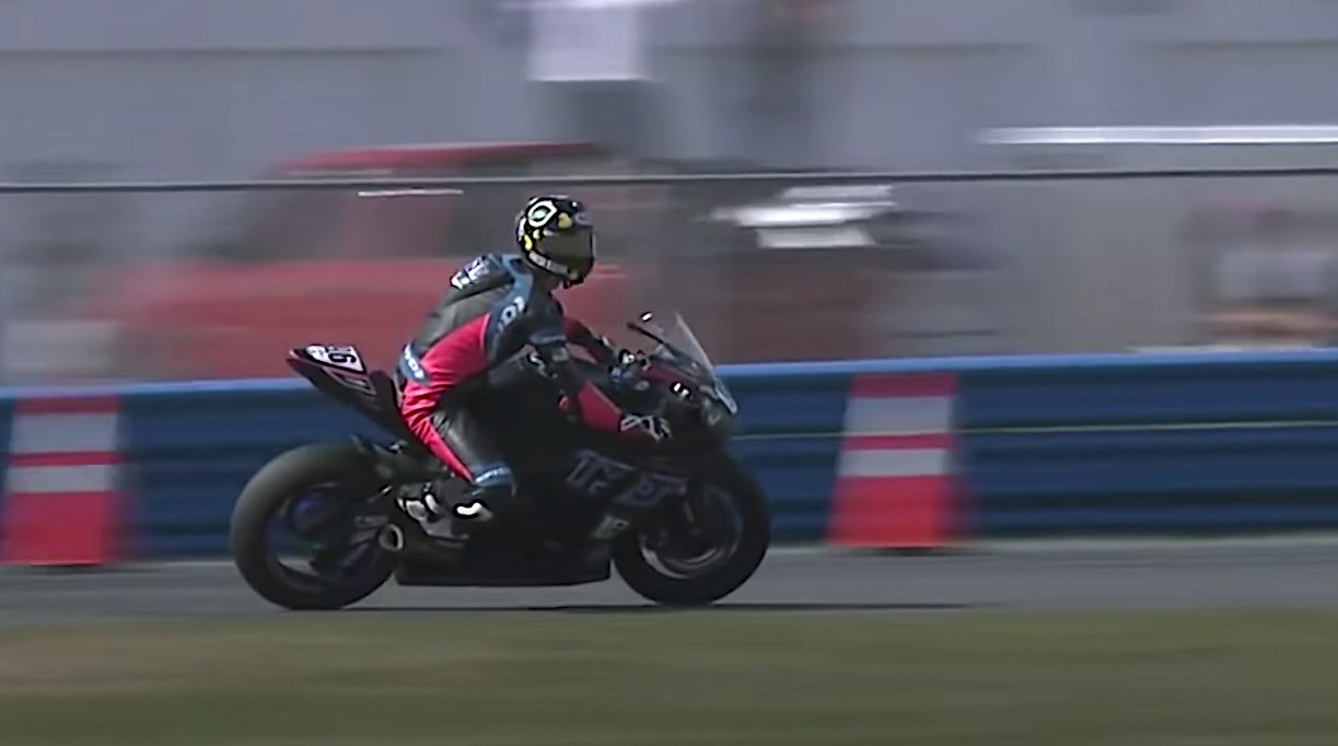 A view of a racer vying for the title at the Daytona International Speedway