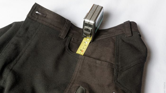 Closeup showing 7.5 depth for front left pocket