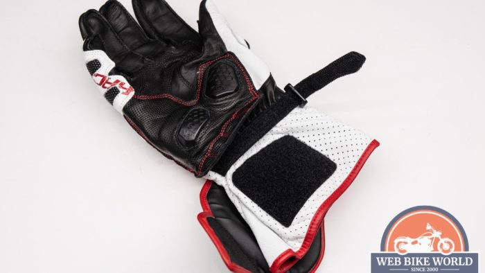 Straps unfastened on the gauntlet and wrist strap Straps unfastened on the gauntlet and wrist strap