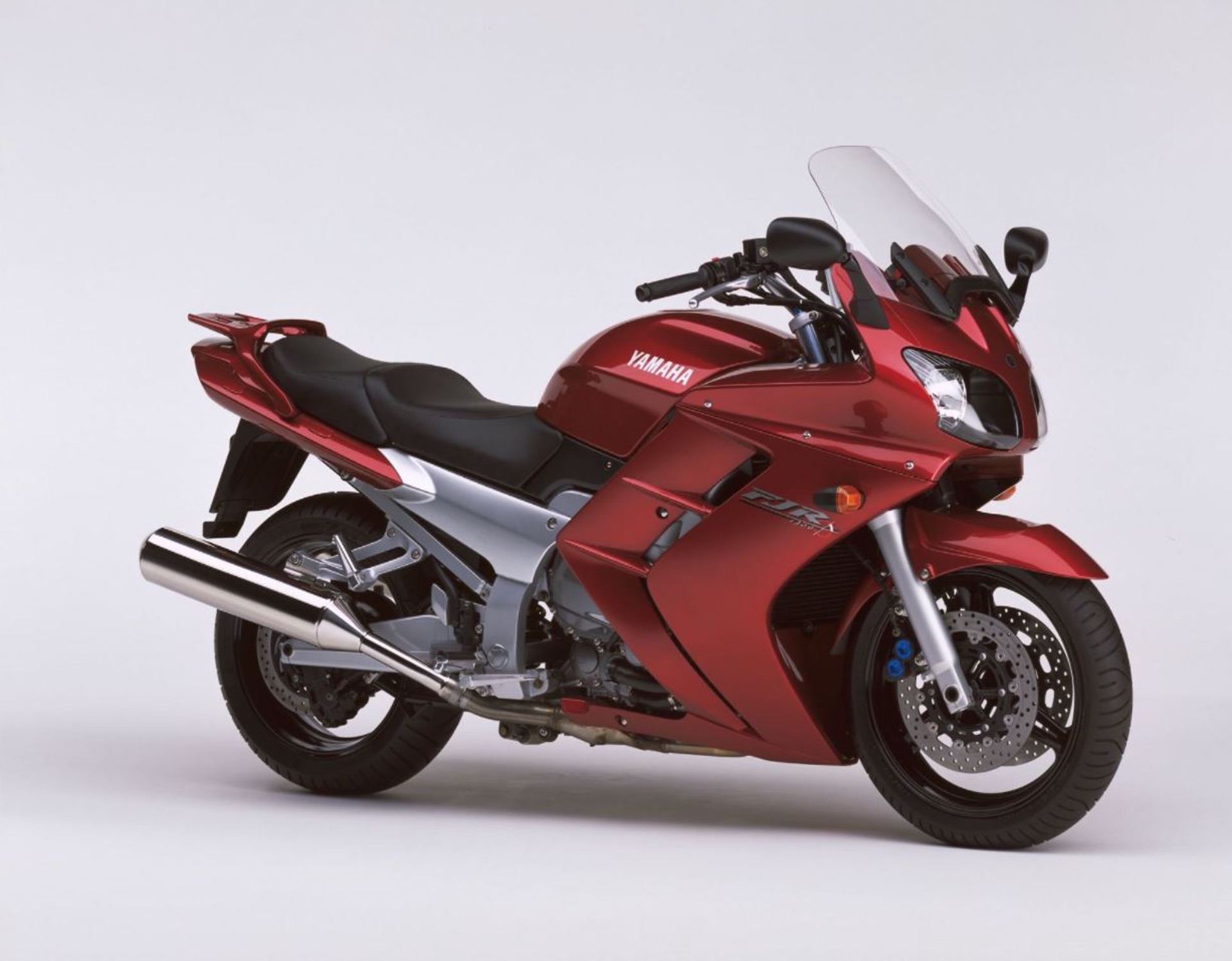 2002 Yamaha FJR1300 in studio