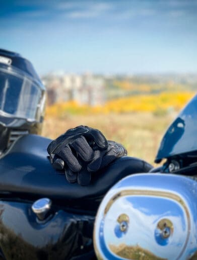 Rev'it Echo Gloves, Simpson Speed Bandit helmet, Harley Davidson 883 Sportster