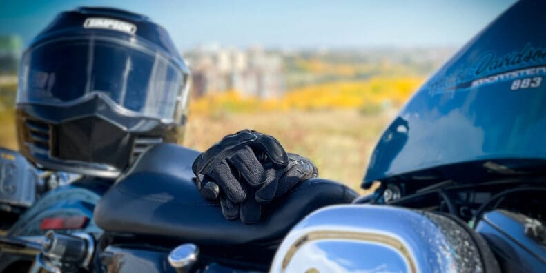 Rev'it Echo Gloves, Simpson Speed Bandit helmet, Harley Davidson 883 Sportster