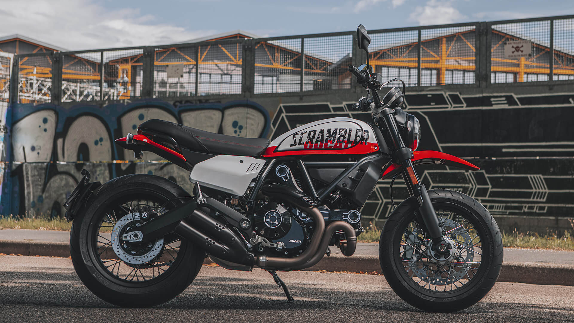 Scrambler-Ducati-Urban-Motard-Dynamic-Gallery-01.jpeg