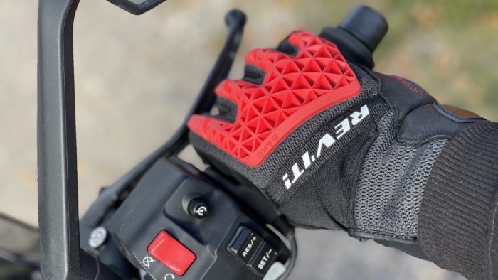 Right hand of rider wearing Sand 4 Glove and holding bike throttle Right hand of rider wearing Sand 4 Glove and holding bike throttle