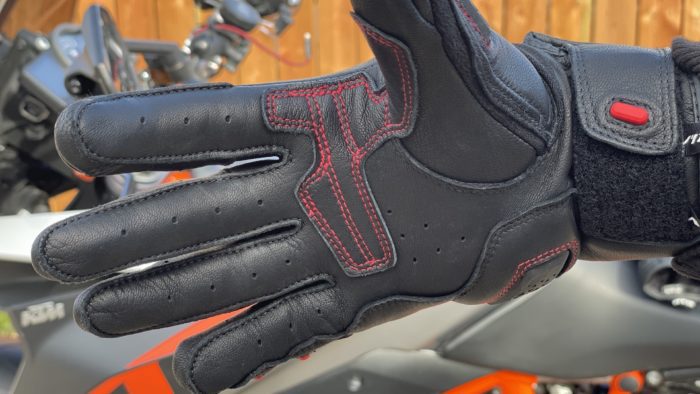 Close-up of black and red palm on REV'IT Sand 4 Gloves Close-up of black and red palm on REV'IT Sand 4 Gloves