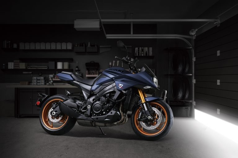 Suzuki Katana 2022: side view staged with colourful background Suzuki Katana 2022: side view staged with colourful background