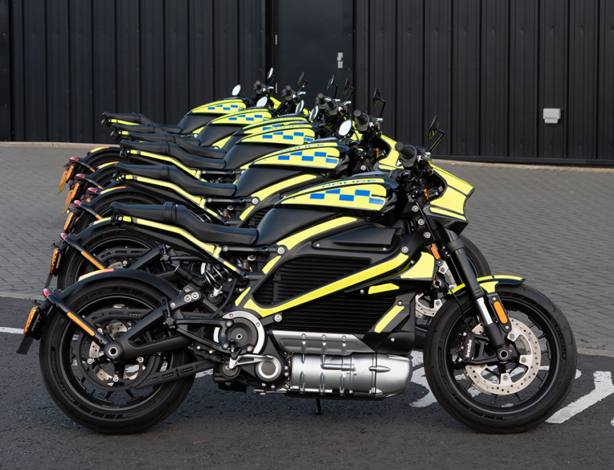 policemen using the LiveWire One electric motorcycle as the force bike of choice for the COP26 of 2021