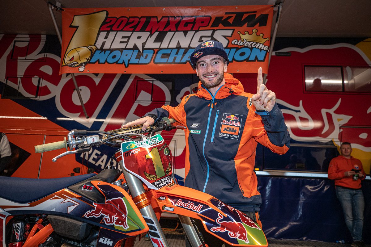 Herlings standing next to his bike arsing his hand indicating "Number 1"