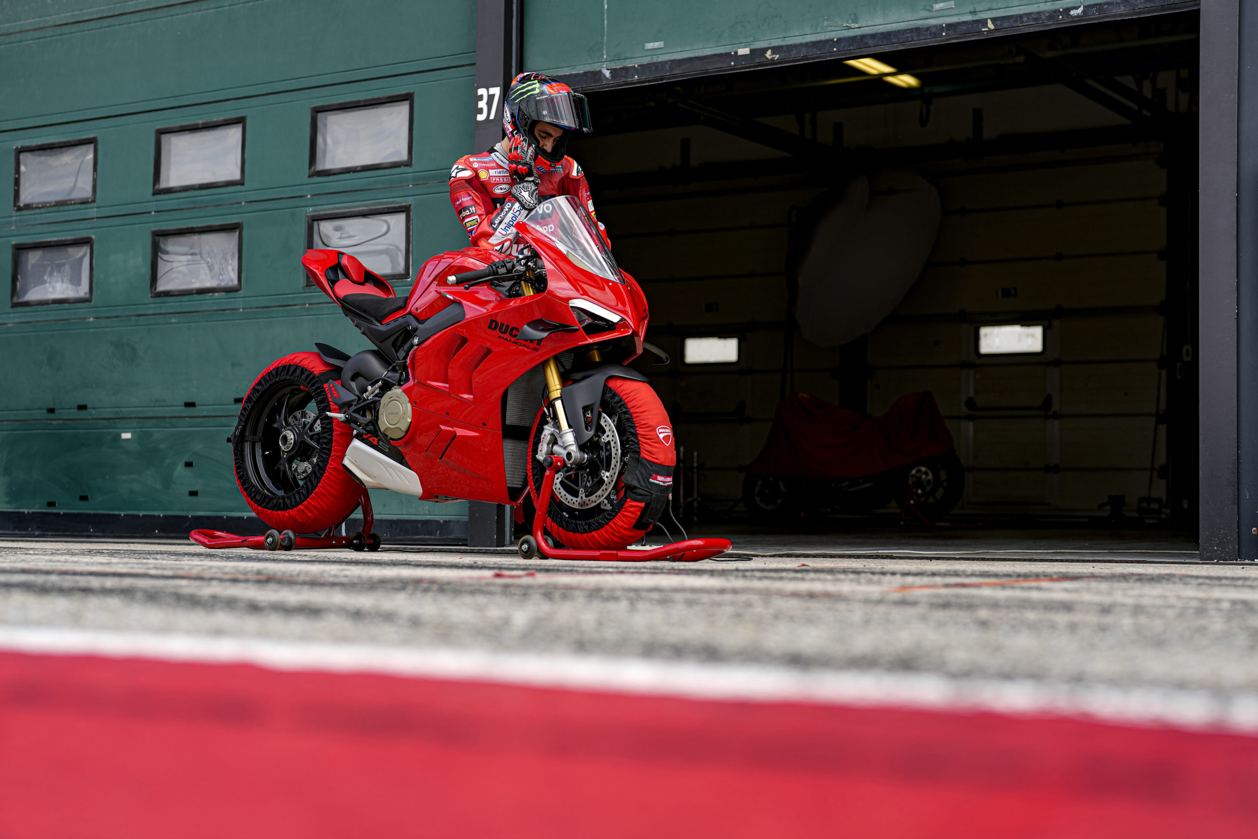 Ducati's new 2022 Panigale V4 and V4 S: bike on the track