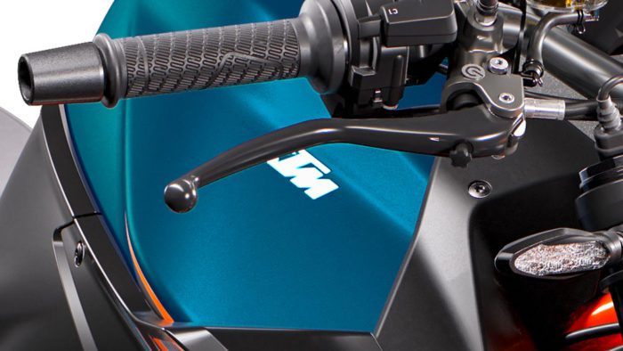 A view of the levers on the all-new 2022 KTM Super Duke R EVO A view of the levers on the all-new 2022 KTM Super Duke R EVO