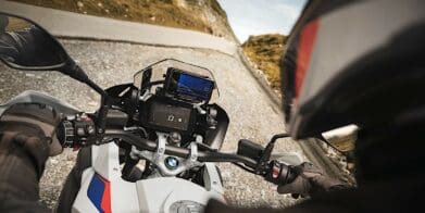 A view of the all-new BMW ConnectedRide Cradle: a smartphone holder that may potentially have the damping power to protect our smartphone cameras from motorcycle vibrations.