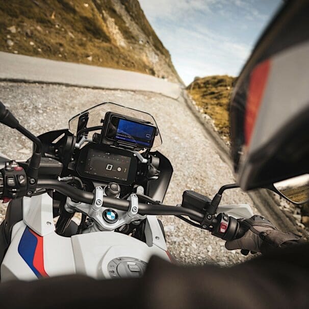 A view of the all-new BMW ConnectedRide Cradle: a smartphone holder that may potentially have the damping power to protect our smartphone cameras from motorcycle vibrations.