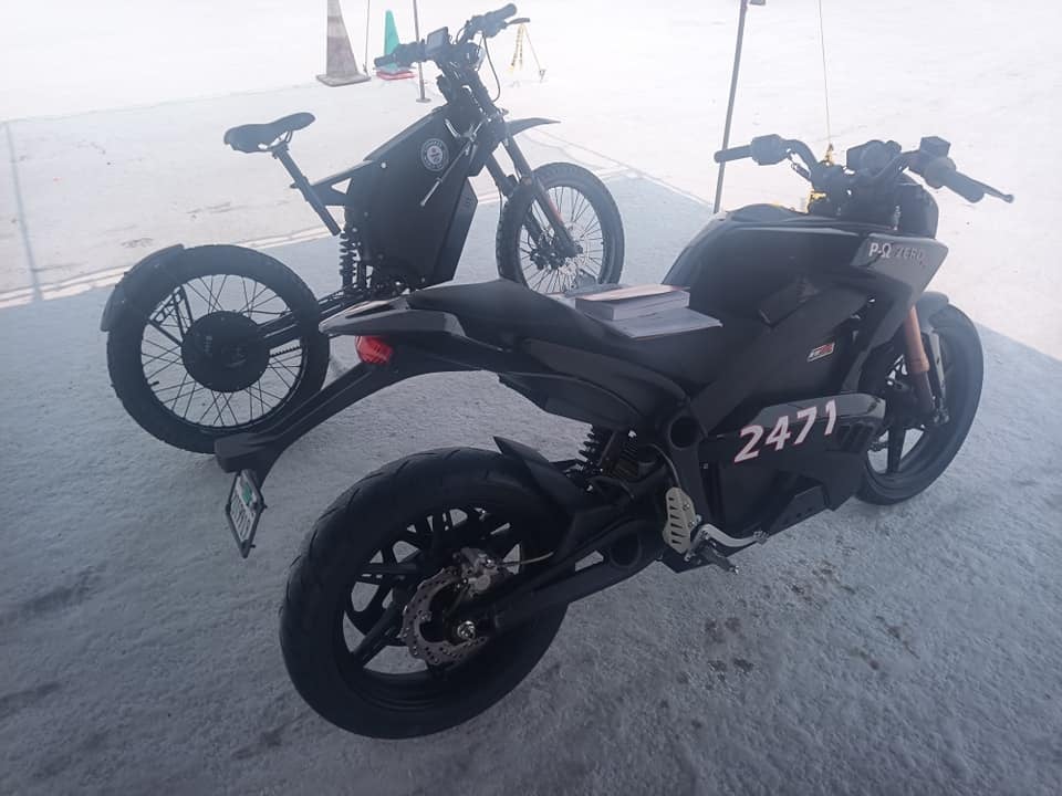 A view of the new prototype from Delfast, called the "Dnepr", that won a speed record on the Bonneville Salt Flats: Here, the motorcycle is pictures next to the "Top 3.0", Delfast's award-winning bicycle