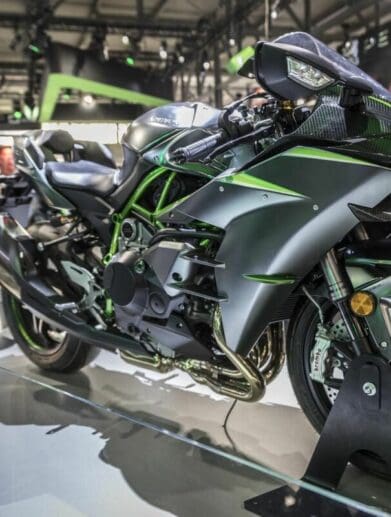 A side view of the all-new 2022 Kawasaki Ninja H2 SX SE hyper sport motorcycle
