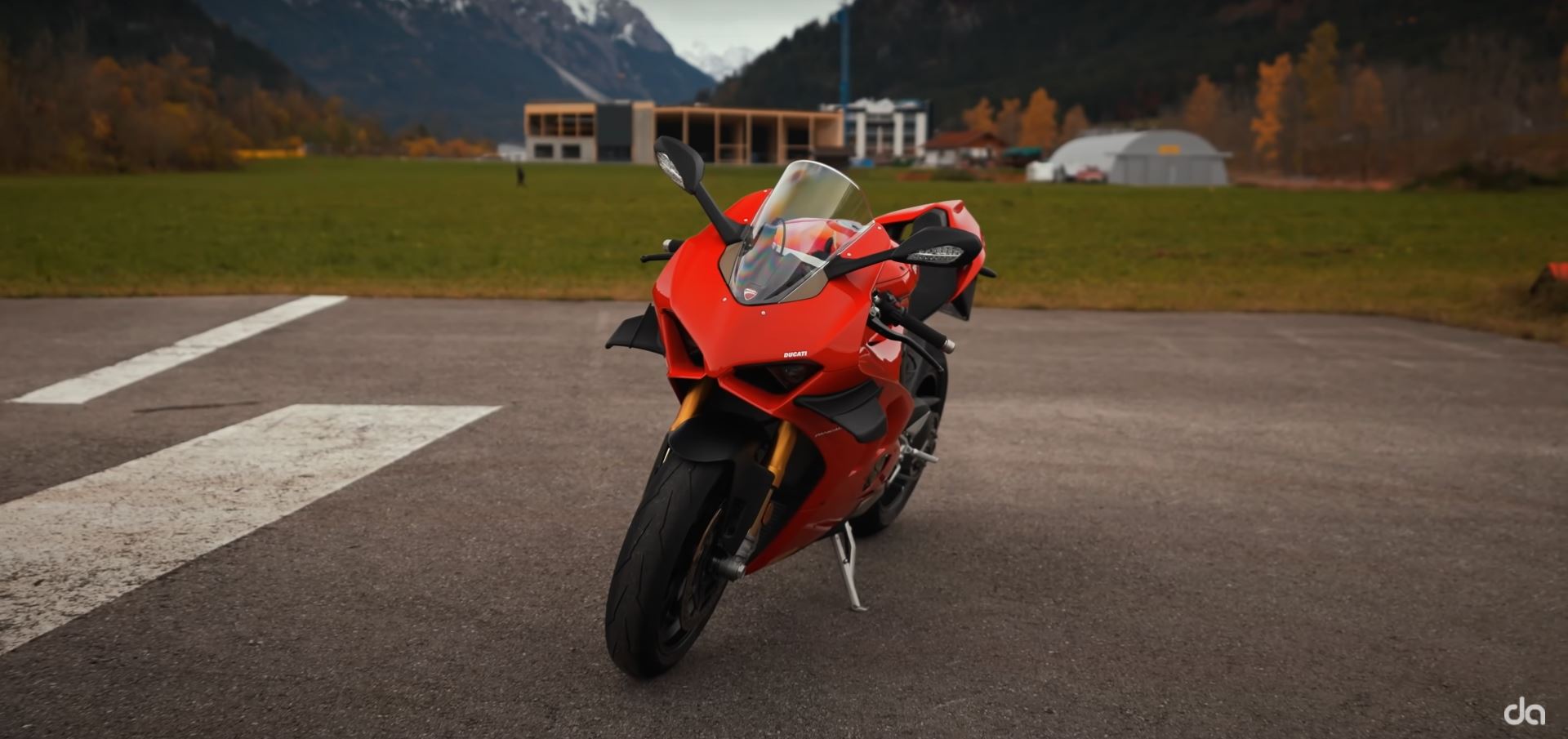 a quarter-mile drag race between a Ducati Panigale V4 S and a Porsche GT2 RS