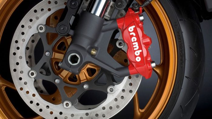 Suzuki Katana 2022: close-up of wheels with gold trim and Brembo brakes Suzuki Katana 2022: close-up of wheels with gold trim and Brembo brakes