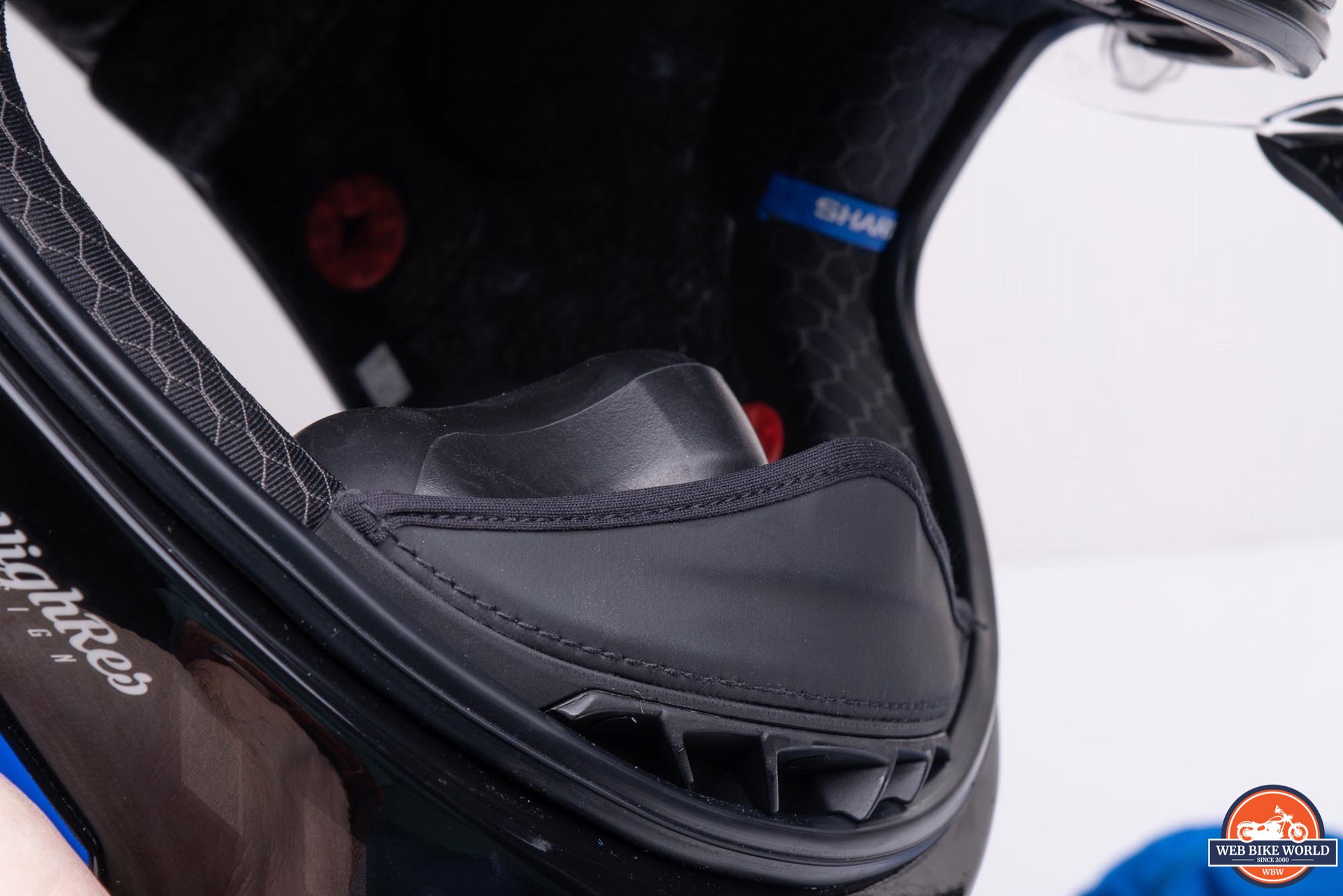 Locking lift tab in Race-R Pro GP Spoiler Lorenzo Winter Test Edition Helmet