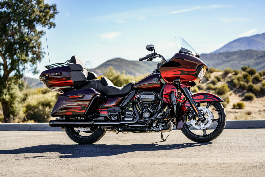 2022 Harley Davidson CVO Road Glide Limited in Dante's Red Fade