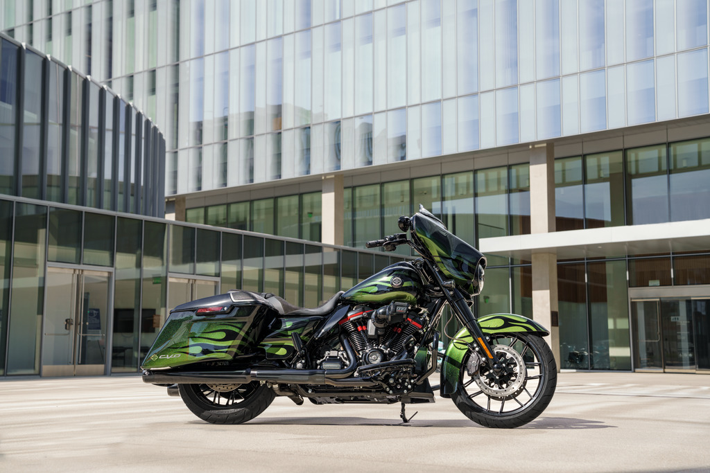 2022 Harley Davidson CVO Street Glide in Envious Green Fade