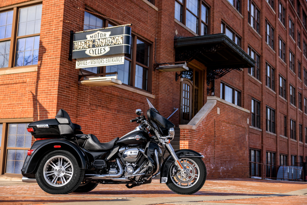 2022 Harley Davidson Tri Glide Ultra in Vivid Black