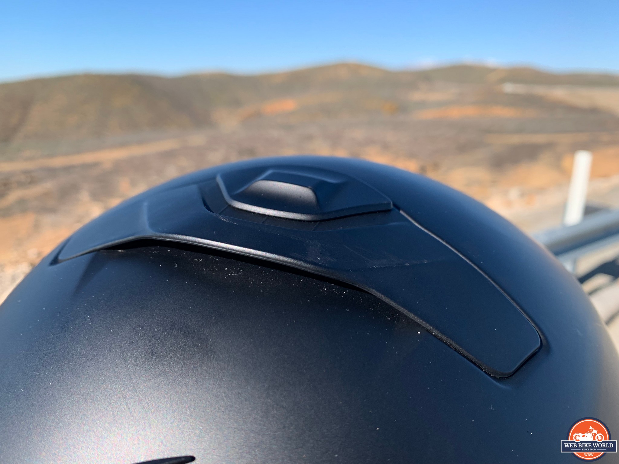 Single crown vent on the top of the EXO GT930 helmet