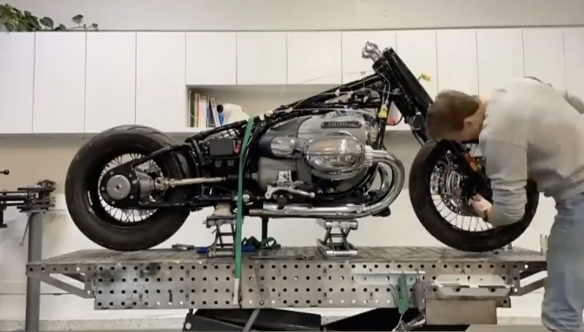 A view of Jay Donovan working on a custom bike for BMW, as per the report from CHEKNews