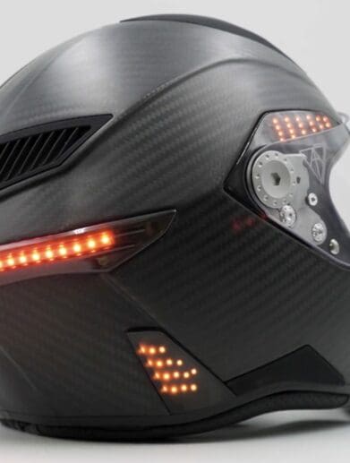 A view of the Vata7 X! Smart helmet featuring a synchronized lighting system that pairs with your bike's turning signals for a safer ride