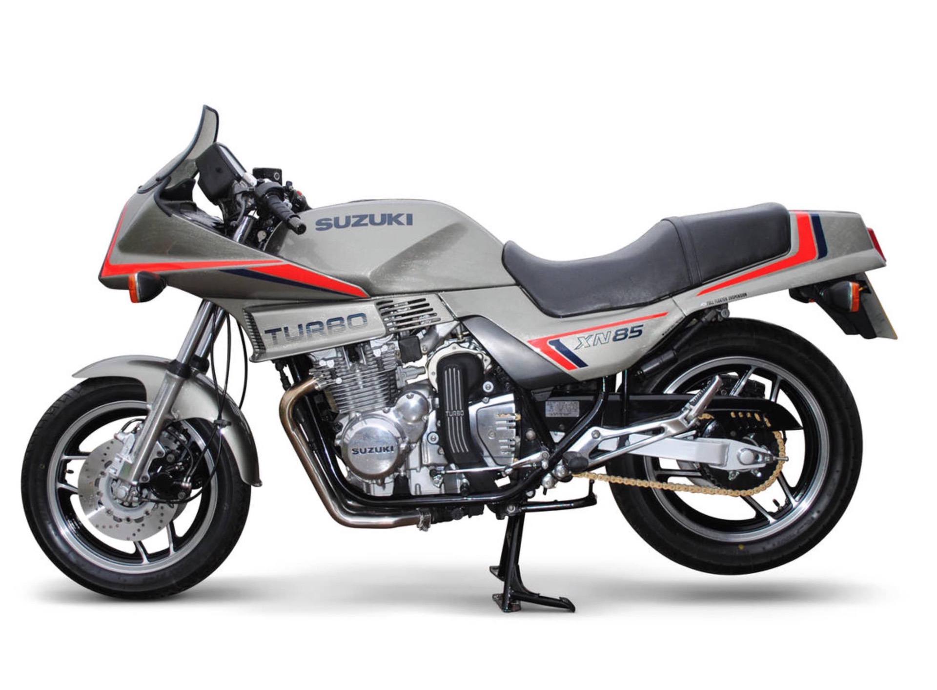   Una motocicleta Suzuki XV85 Turbo