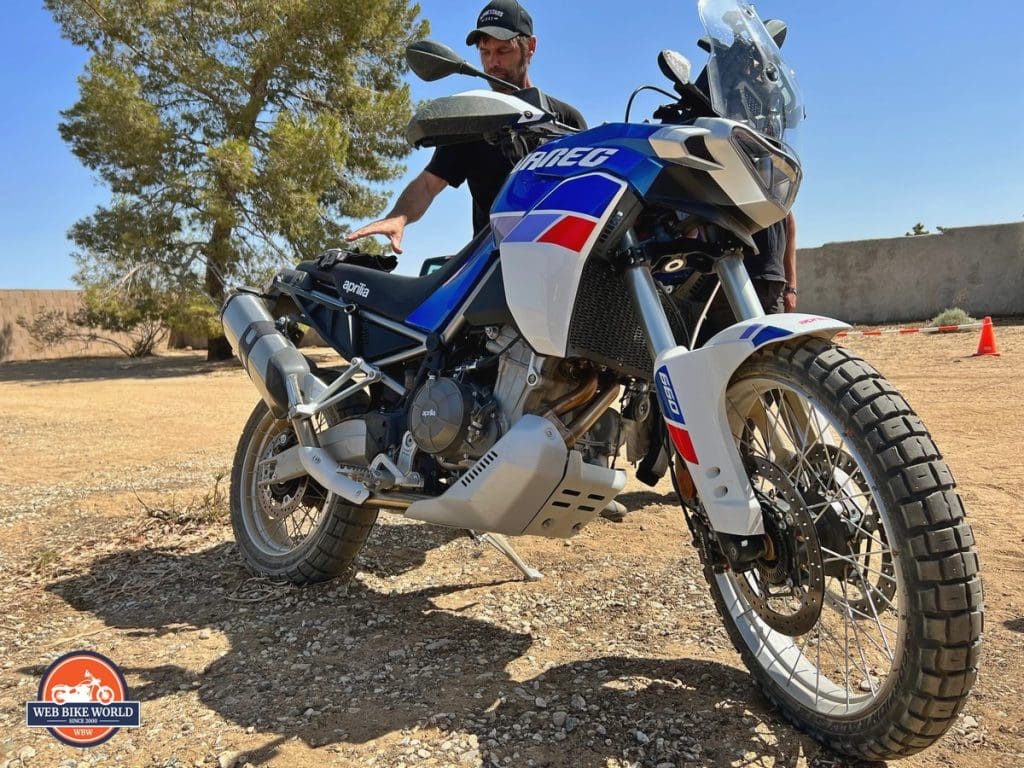 The Aprilia Tuareg 660 in the Indaco Tagelmust color scheme.