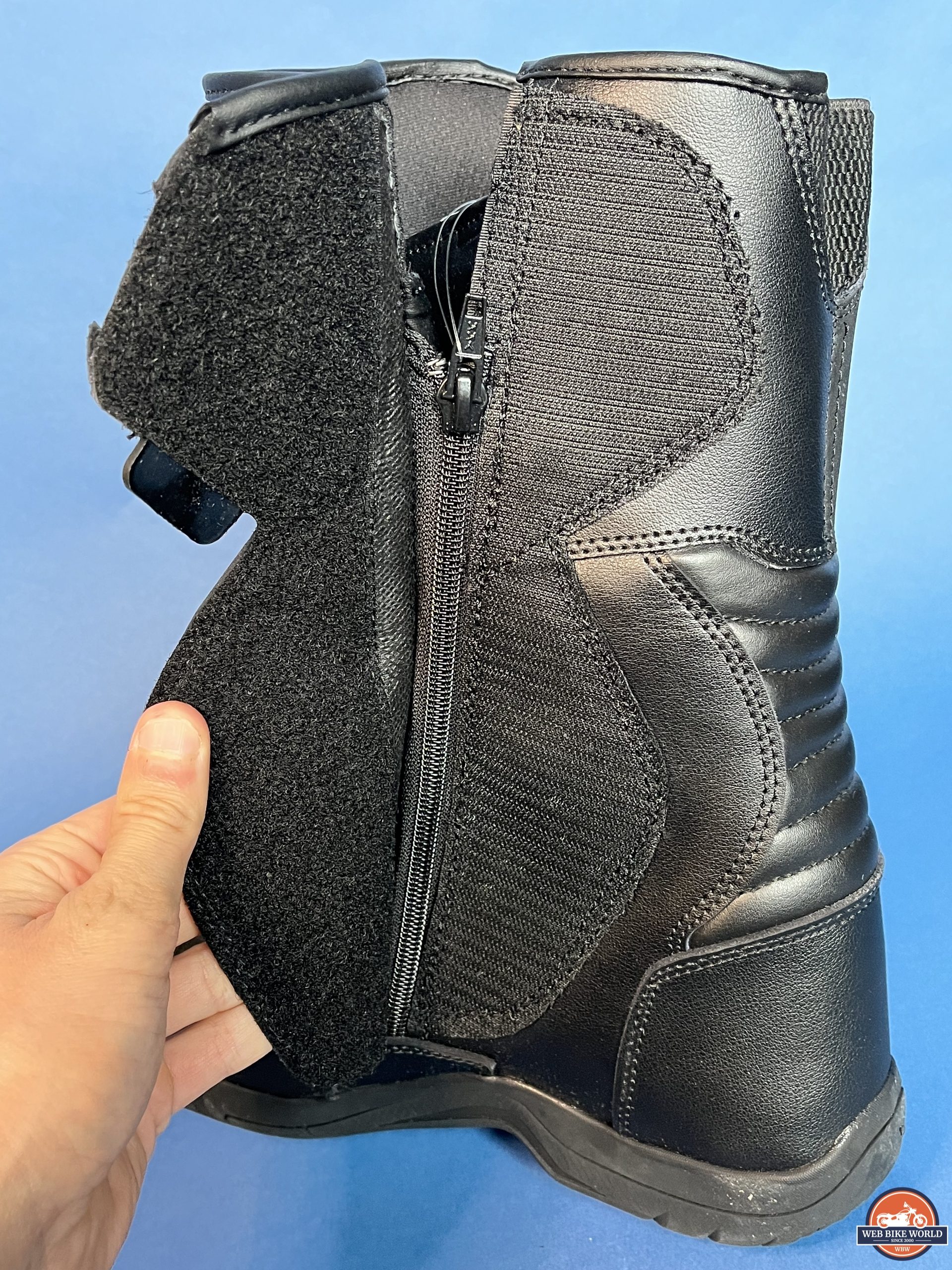 Velcro flap and zipper on side of Kronox Lanin Boot
