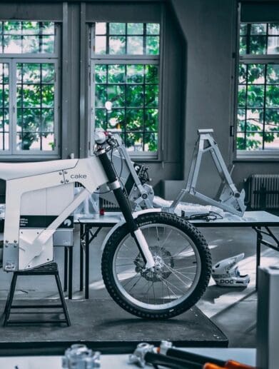 CAKE's electric motorcycles, in the bid to present new paper-based fairings as a result of a partnership with PaperShell AB. Media sourced from Papershell.