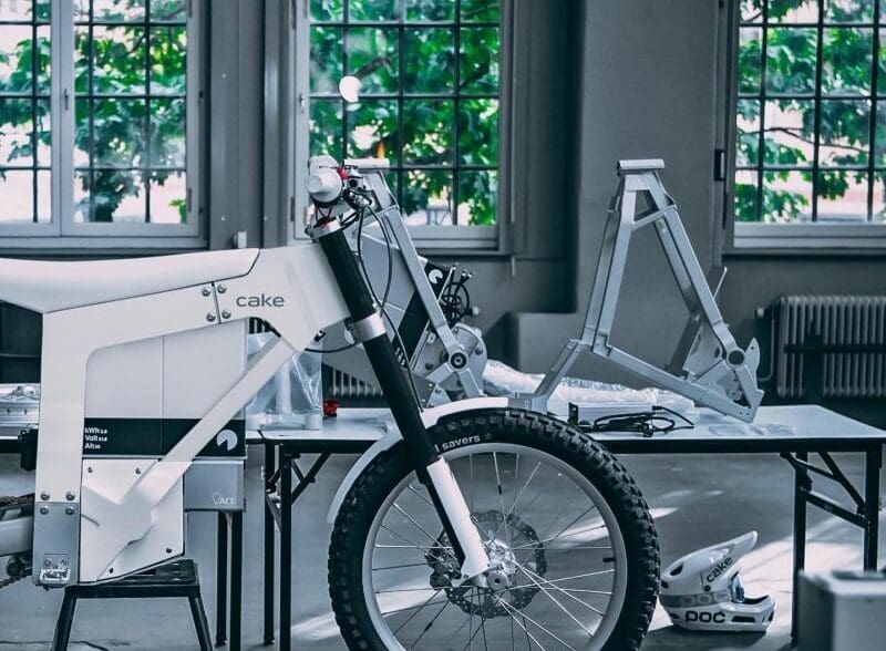 CAKE's electric motorcycles, in the bid to present new paper-based fairings as a result of a partnership with PaperShell AB. Media sourced from Papershell.