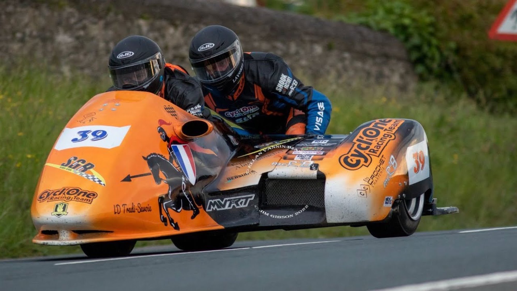 César Chanel and Olivier Lavorel in the 2022 Isle of Man TT. Photo courtesy of Youtube.