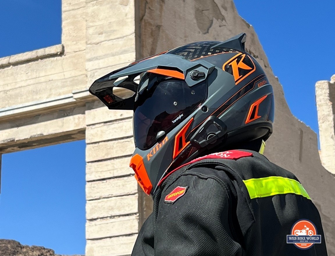 Me wearing a Klim Krios Pro helmet with a Cardo Freecom 4X installed.