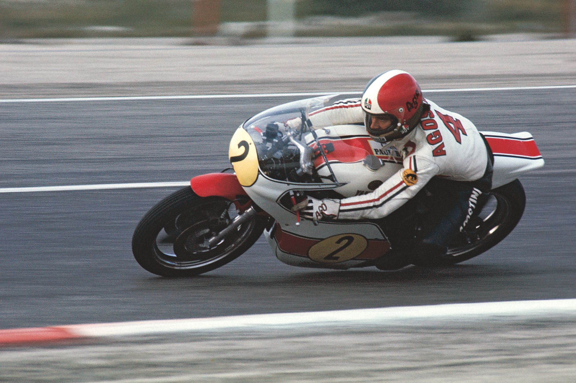 Giacomo Agostini in full race leathers on Yamaha YZR750 in 1975
