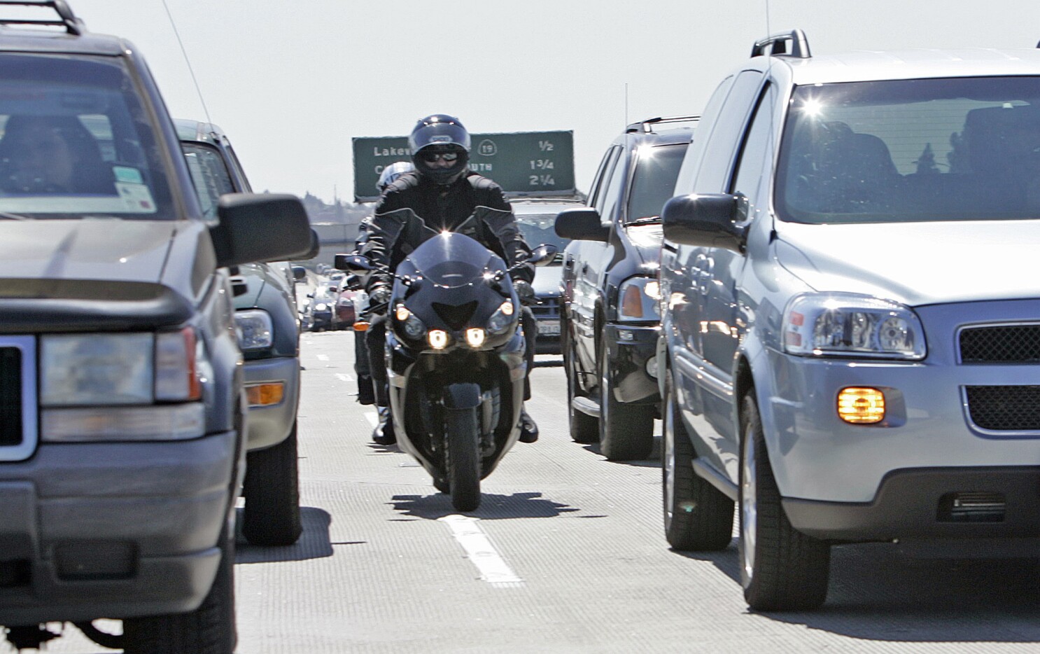 A motorcyclist lane filtering. Media sourced from the LA Times.