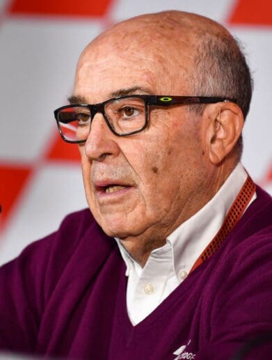 Dorna's Carmelo Ezpeleta at the microphone. Media sourced from The Checkered Flag.