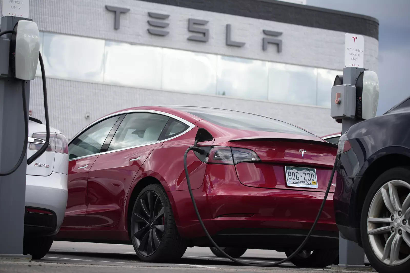 A Tesla filling up>. Media sourced from ETAuto. 