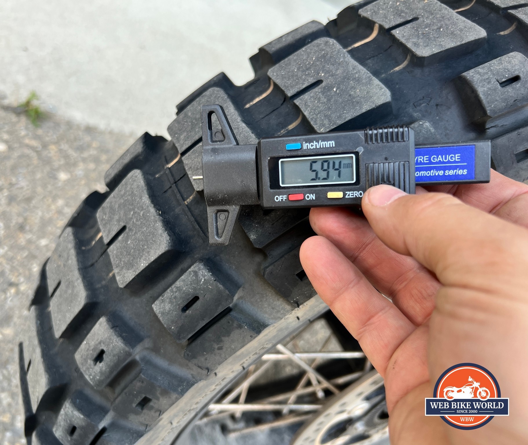 After 7000 km the rear Motoz Tractionator RallZ showed almost 6mm of tread remaining.