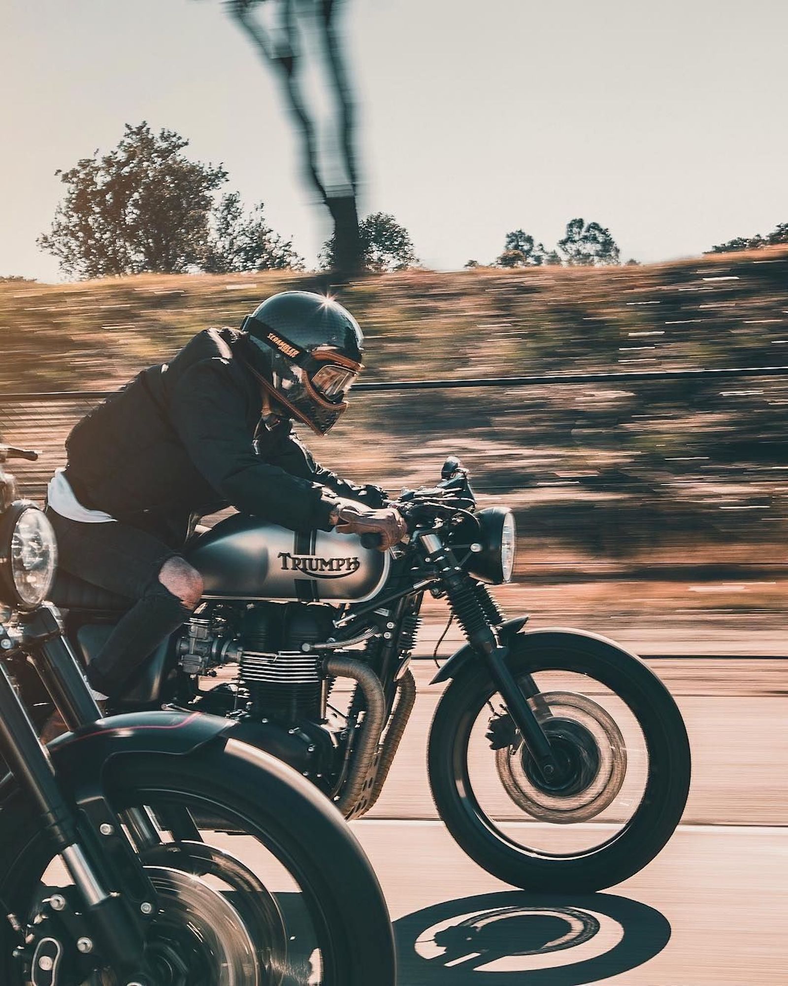 Two motorcyclists enjoying the higher end of a proper yoink. Media sourced from Pinterest.