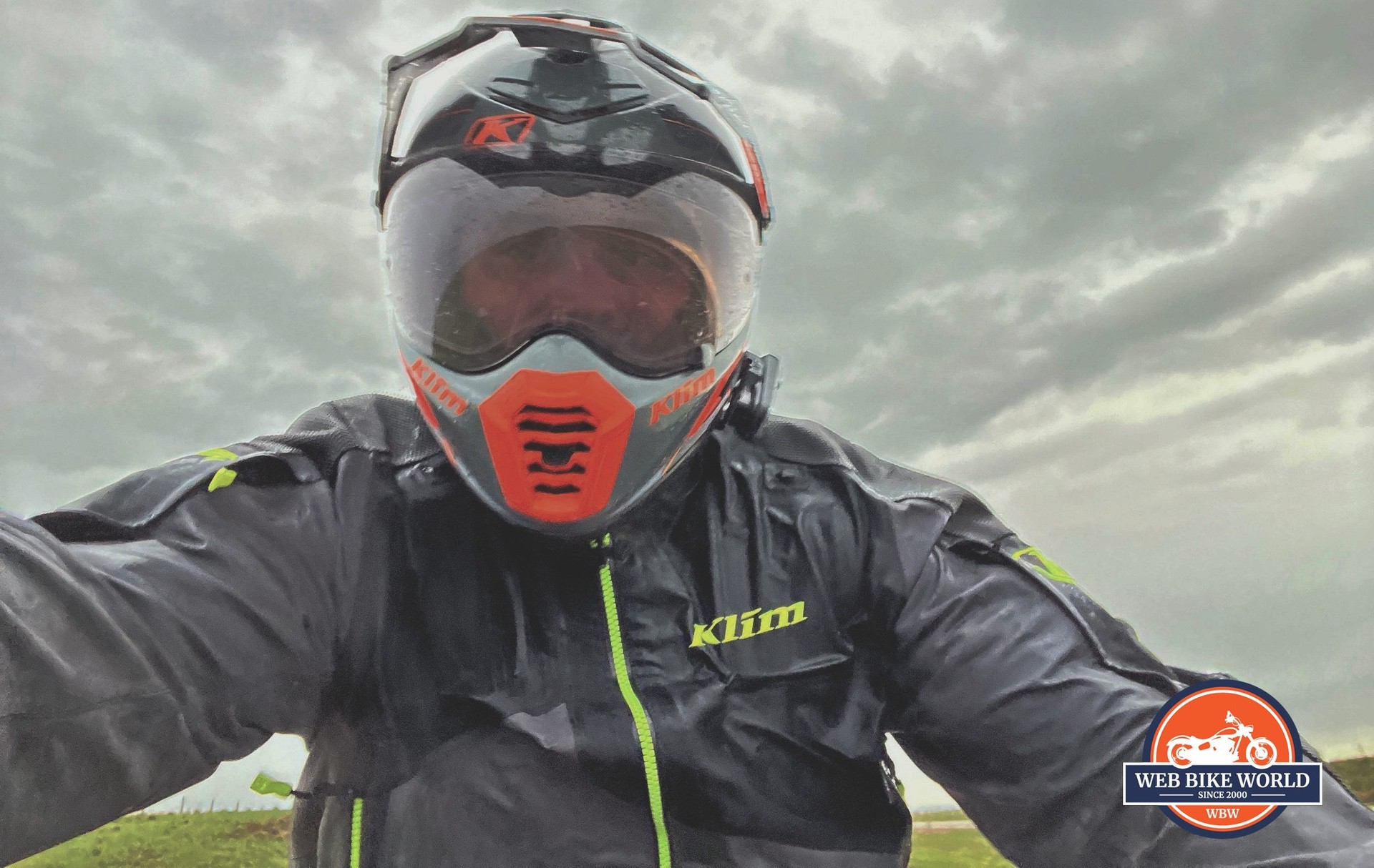 I took this selfie with my iPhone while riding thank to the QuadLock 360 mount.