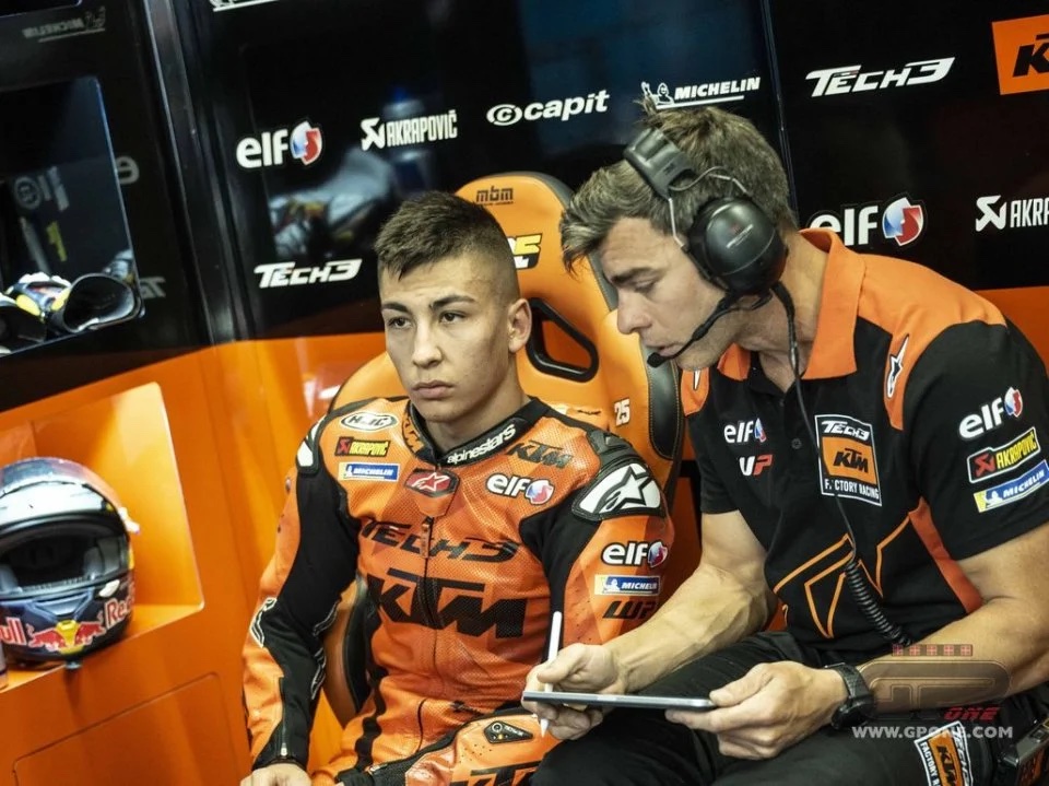 Raul Fernandez, racer #25, currently having finalized his contract with KTM. Media sourced from GPOne.